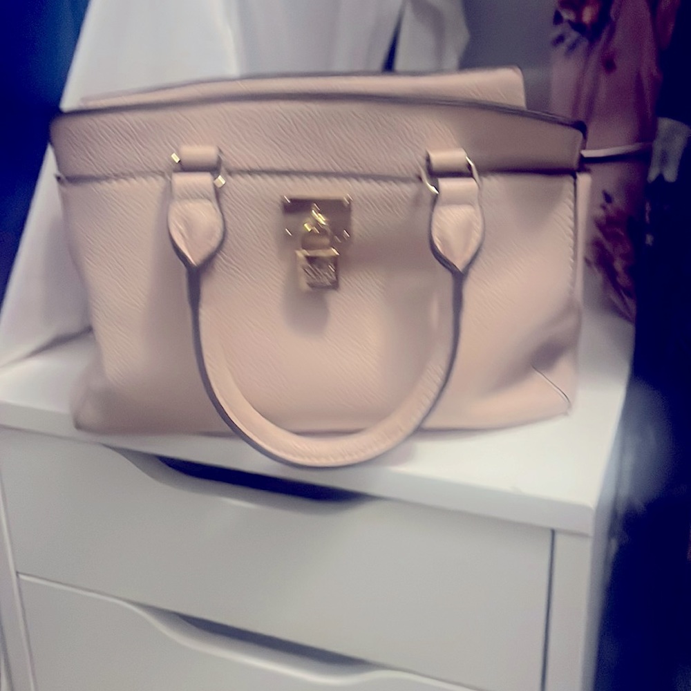 Cute Brand New , used only 2 times, has an additional shoulder strap